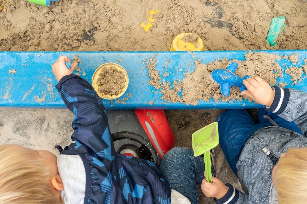 Kinderen spelen in de zandbak